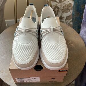 Clarks Cloudsteppers size 9 wide. Ezera Run, white slip-ons